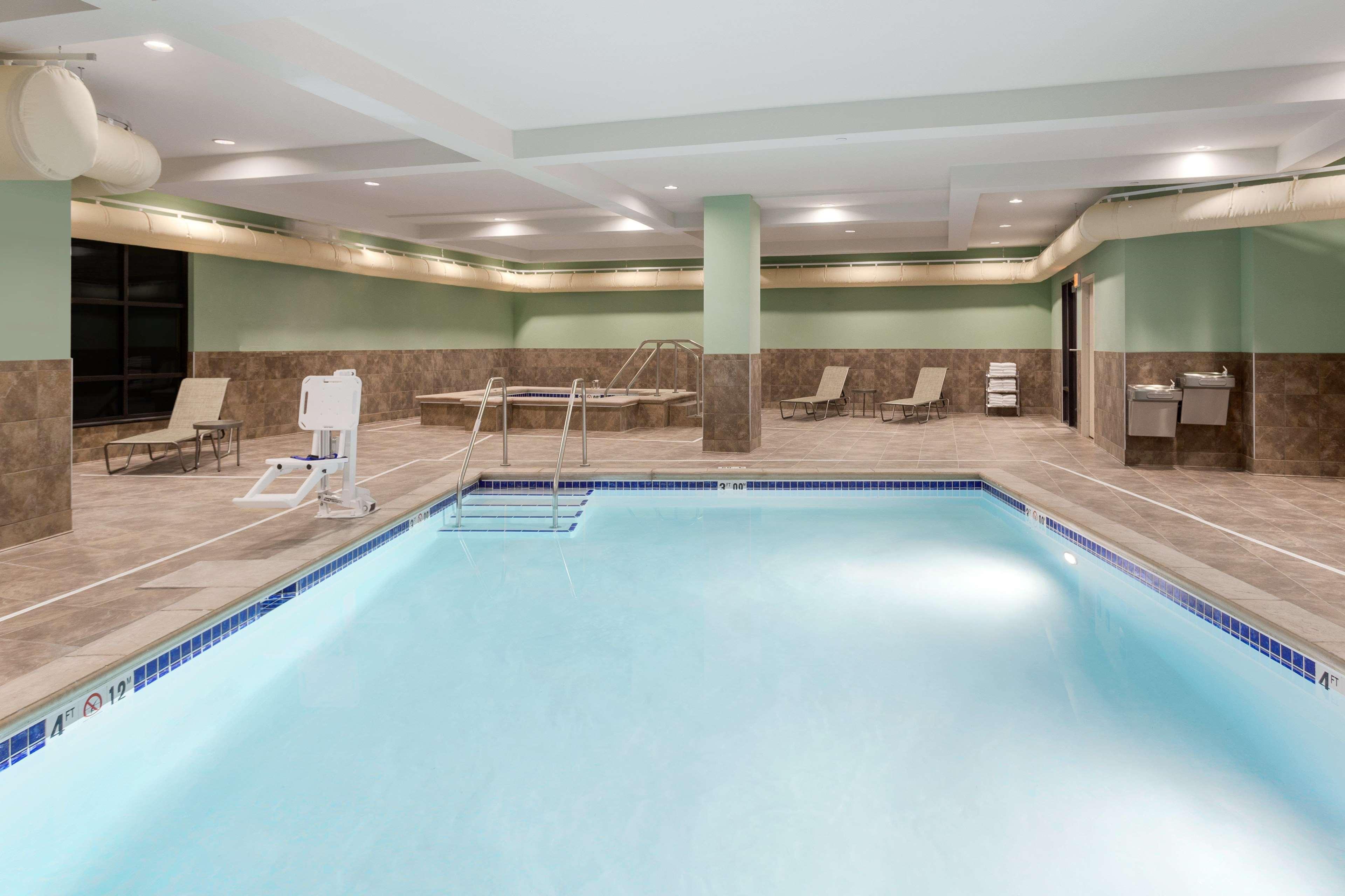 Hampton Inn&suites Mill Civic Hotel 3*