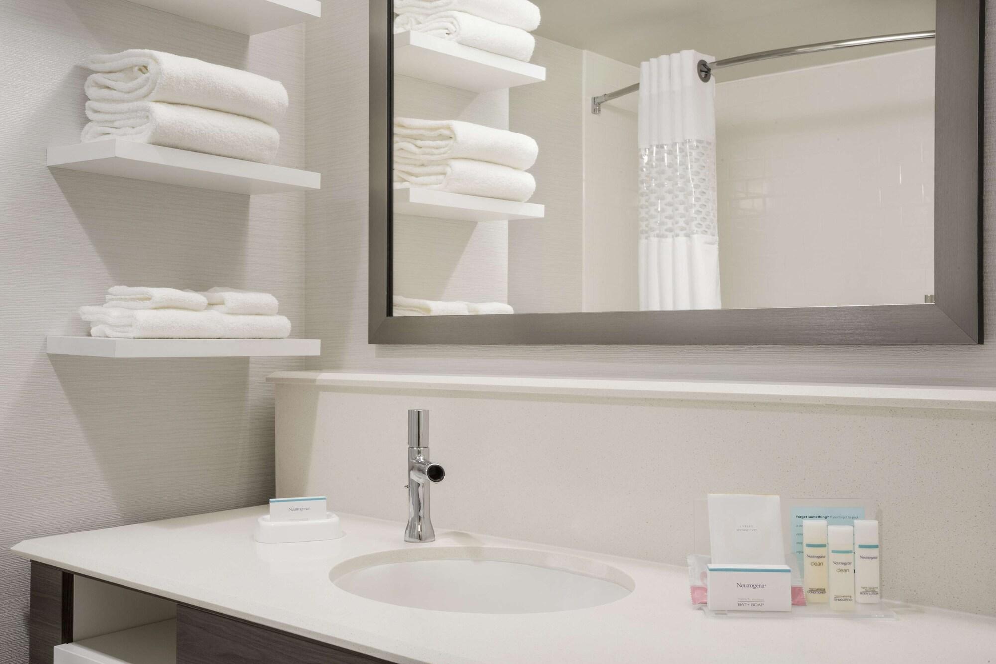 Hampton Inn&suites Mill Civic 3*