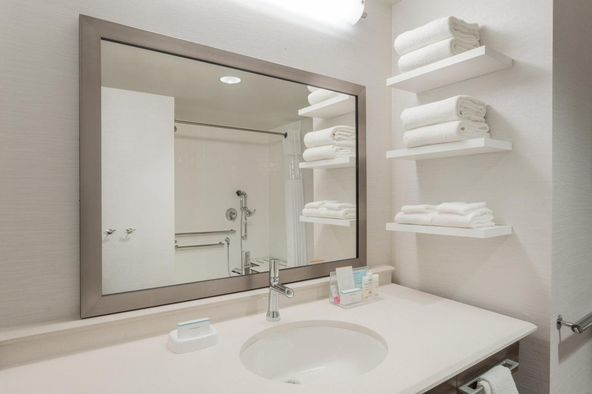Hotel Hampton Inn&suites Mill Civic 3*